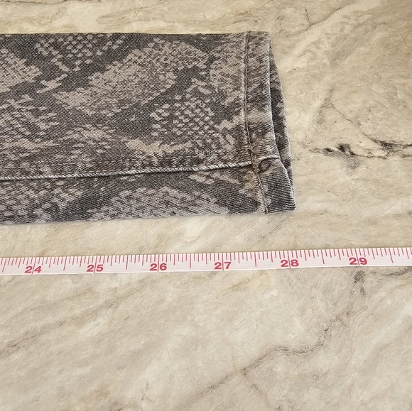 Wit & Wisdom Gray Snake Print Skinny Jeans Size 2 - Picture 6 of 7